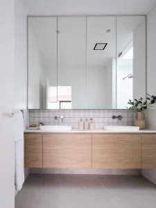 Sleek and stylish bathroom design by Pamment Projects in Dover Heights